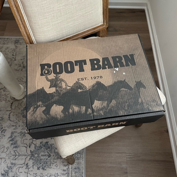 **NEW** Ariat White Boots with Intricate Embroidery - Picture 6 of 6